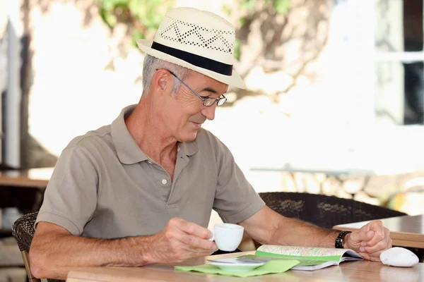 Homem mais velho em um café ao ar livre — Fotografia de Stock