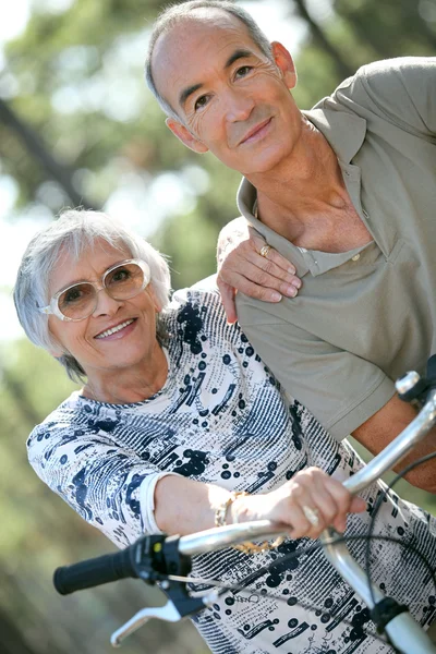 Älteres Ehepaar radelt auf dem Land — Stockfoto