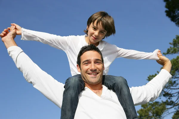 Little boy on his father's shoulders — Stock Photo, Image