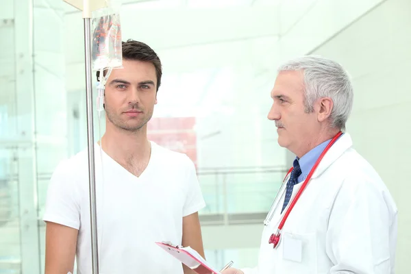 Läkare tar hand om en patient — Stockfoto
