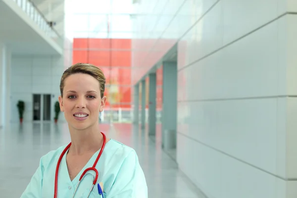 Portret kobiety pielęgniarki w korytarzu szpitala — Zdjęcie stockowe
