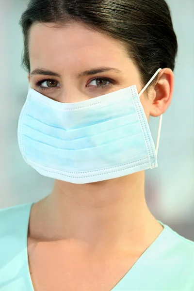 En läkare som bär en mask — Stockfoto