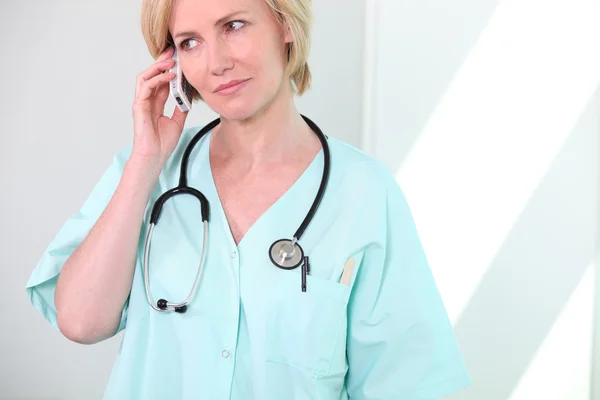 Sjuksköterska på telefon — Stockfoto