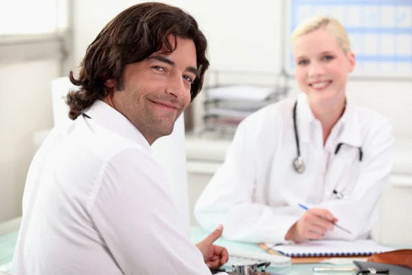 Man chatting with a nurse — Stock Photo, Image