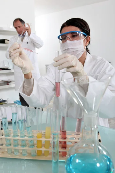 Cientista do sexo feminino trabalhando em laboratório — Fotografia de Stock