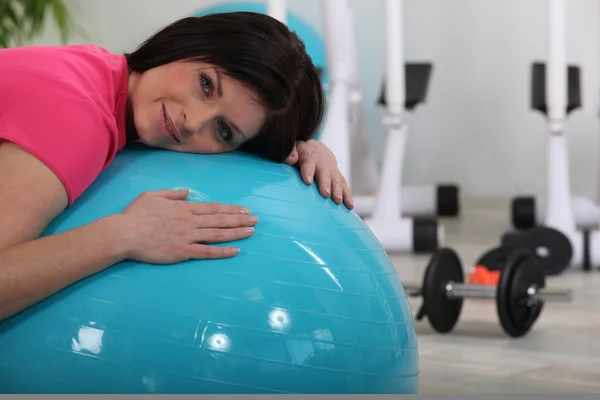 Mujer haciendo ejercicios con una pelota —  Fotos de Stock