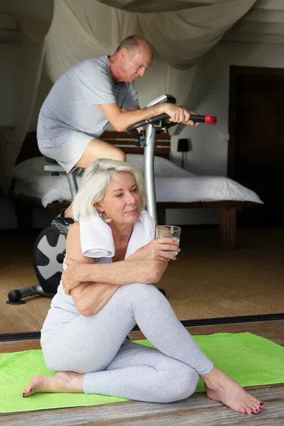 Äldre par gör gymnastik i rummet — Stockfoto