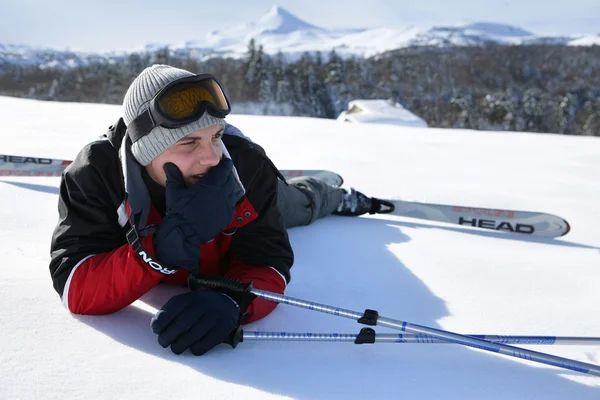 Sciatore maschile sdraiato sulla neve — Foto Stock