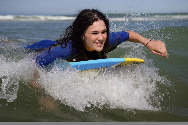 Frau auf einem Surfbrett — Stockfoto