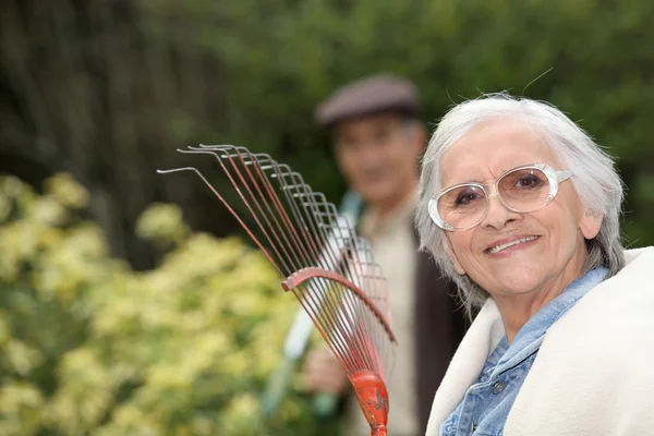 Older couple gardening — Stock Photo, Image