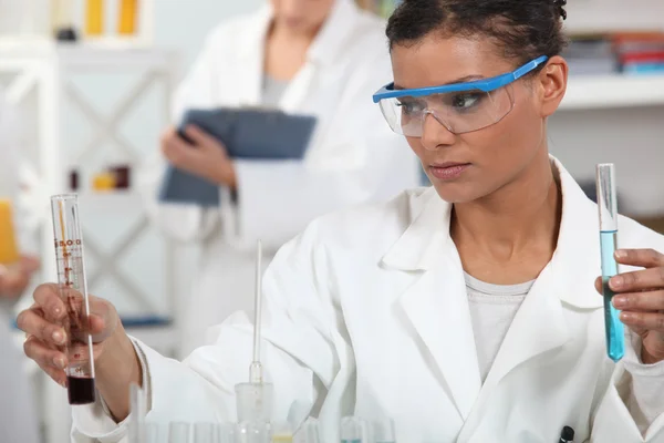 Ženy hledající v její laboratoři. — Stock fotografie