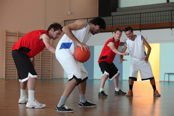 Jogador de basquete driblando — Fotografia de Stock