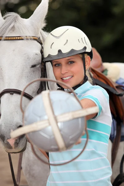 Блондин подросток стоял рядом с лошадью — стоковое фото