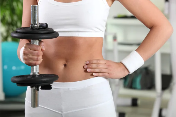 Frau im Fitnessstudio hebt Gewichte — Stockfoto
