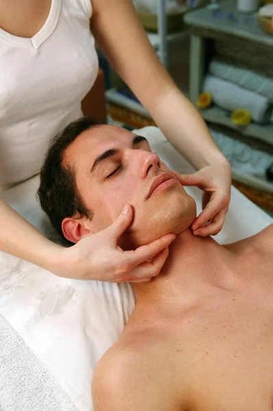 Uomo che riceve massaggio viso — Foto Stock