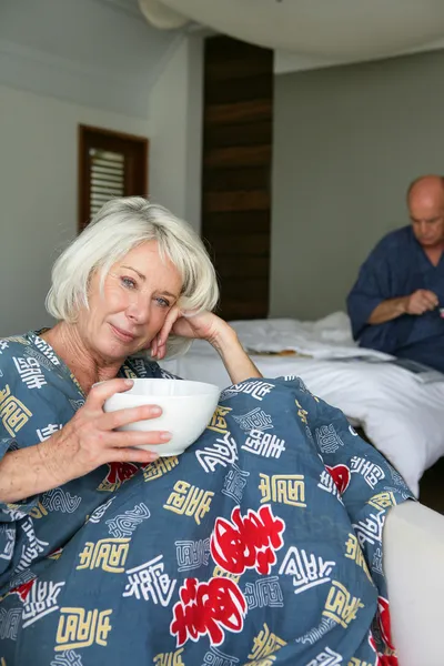 Äldre par på morgonen — Stockfoto