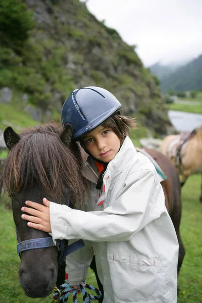 Petit garçon et son poney — Photo
