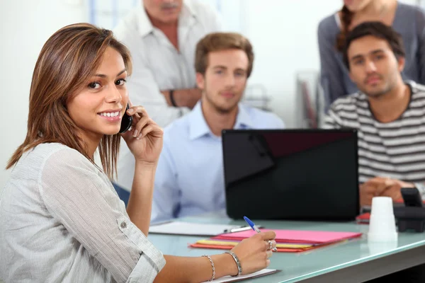 Student prata i telefon — Stockfoto