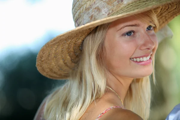 Mulher de verão em um chapéu de palha — Fotografia de Stock
