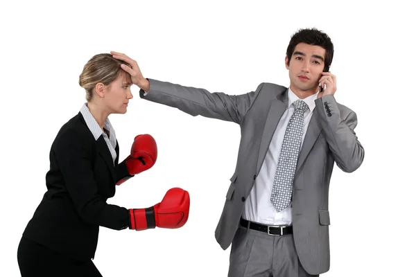 Kobieta z Rękawice bokserskie próbuje uderzyć kobietę — Zdjęcie stockowe