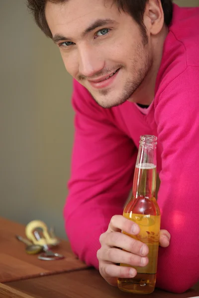 Bira içen adam — Stok fotoğraf