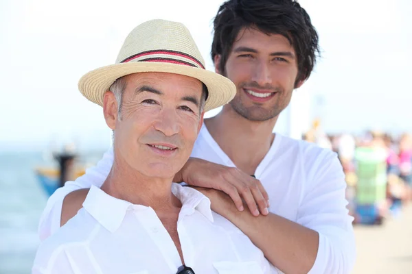 Baba ve oğul iskelede duran — Stok fotoğraf