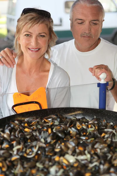 Married couple stood by seafood stand — Stock Photo, Image
