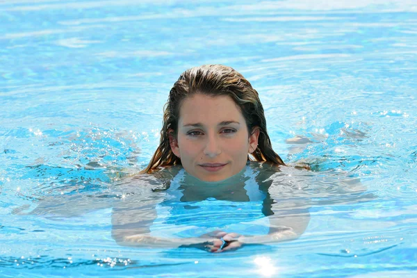 Blind woman swimming — Stock Photo, Image