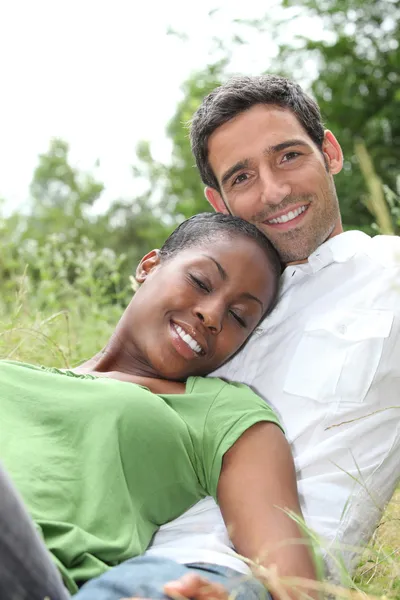Afrikaanse vrouw en blanke man knuffelen — Stockfoto