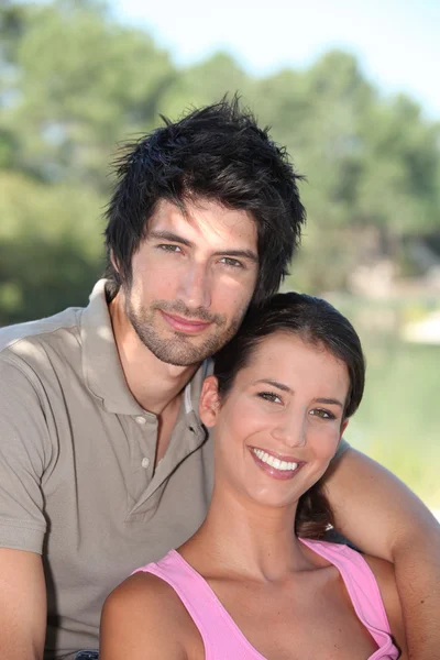 Casal abraço no parque — Fotografia de Stock