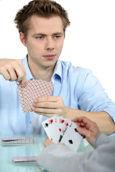 年轻男子玩纸牌 — 图库照片
