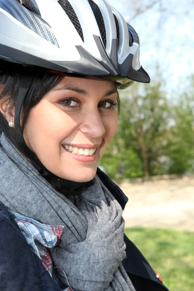 Молодая женщина в шлеме велосипедиста — стоковое фото