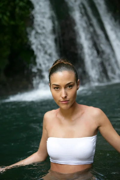Mulher na frente de uma cachoeira — Fotografia de Stock