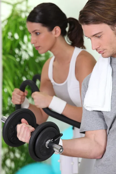 Zwei junge Leute beim Fitnesstraining — Stockfoto