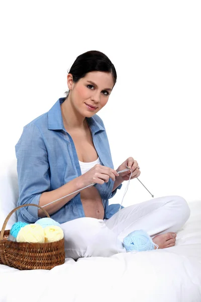 Těhotná žena, pletení — Stock fotografie