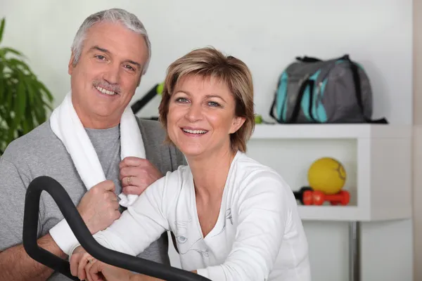 Middle-aged couple going in for sport — Stock Photo, Image