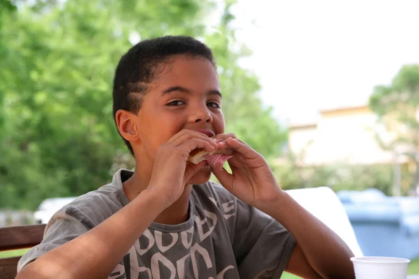케이크를 먹는 어린 소년 — 스톡 사진