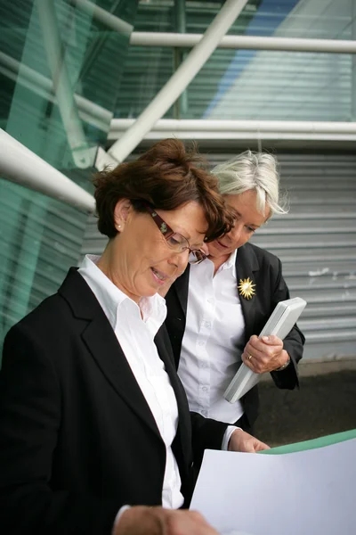 Seniorinnen am Flughafen — Stockfoto