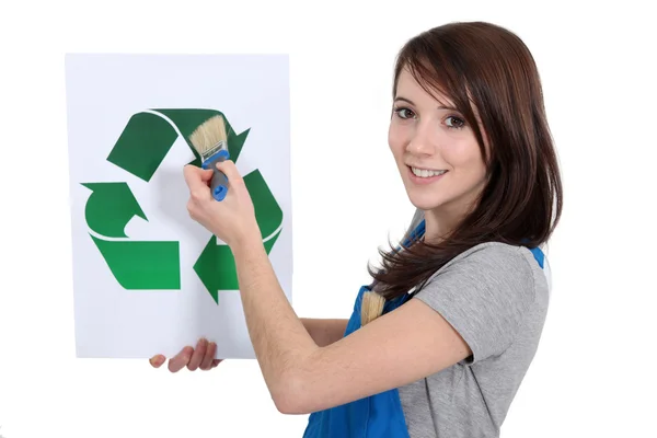 Mulher pintura símbolo de reciclagem — Fotografia de Stock
