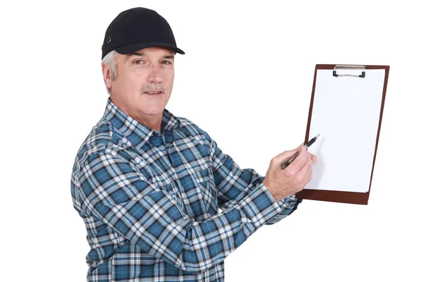 Homem segurando clip-board e caneta — Fotografia de Stock