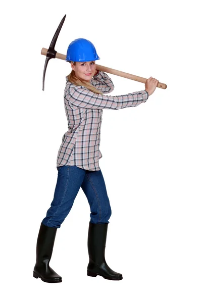 Female bricklayer holding pickaxe — Stock Photo, Image