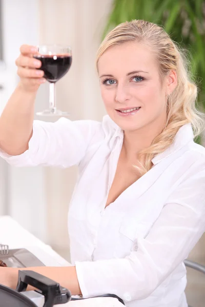Mulher loira bebendo vinho tinto — Fotografia de Stock