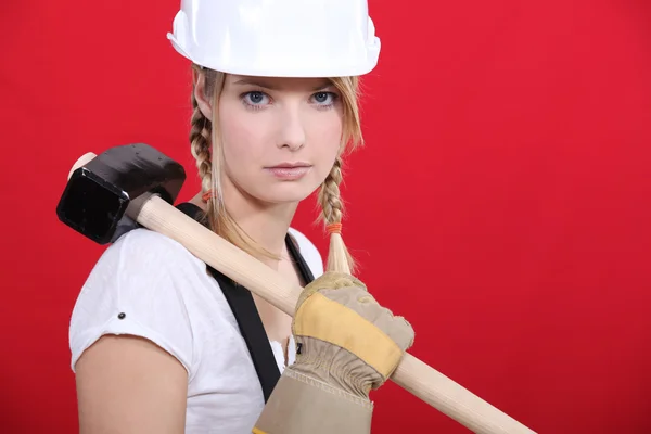 Handwerkerin mit riesigem Hammer — Stockfoto