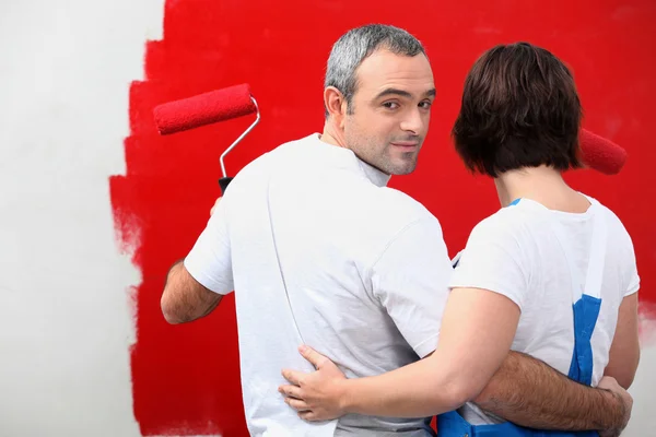 Casal pintando uma parede — Fotografia de Stock