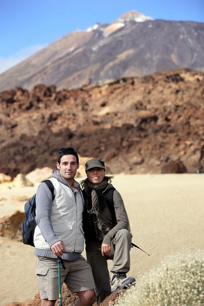 Coppia di escursionisti nel paesaggio desertico — Foto Stock