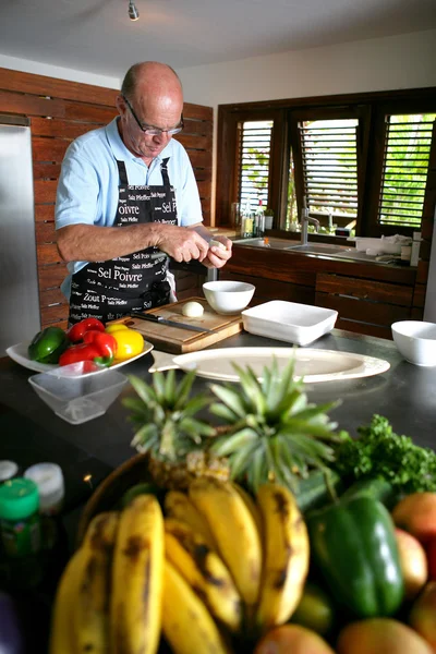 Man preparing a meal — Stock Photo, Image