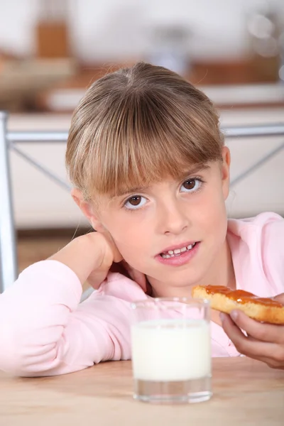 Child eating tartine — Stock Photo, Image
