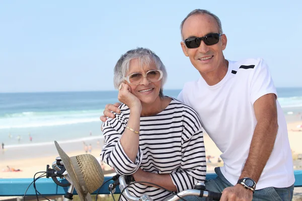 年配のカップルはビーチでのバイクの乗馬 — ストック写真