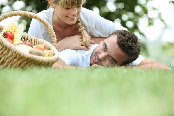 Couple lying in the grass — Stock Photo, Image