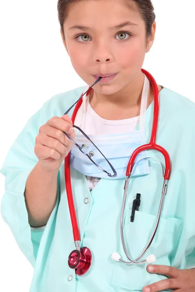 Malá holčička, oblečený jako zdravotní sestra — Stock fotografie